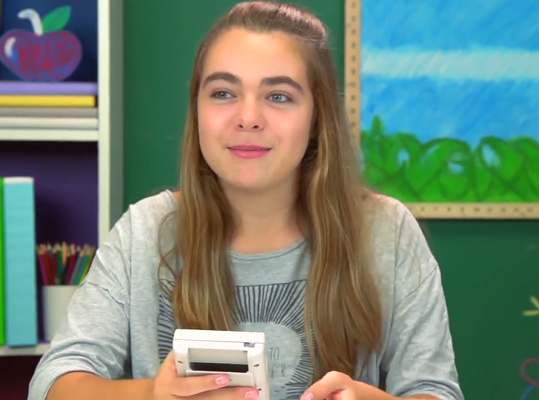 enfants qui découvre la game boy