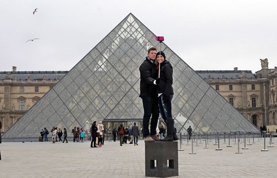 561x360_touristes-devant-pyramide-louvre-paris-6-janvier-2015